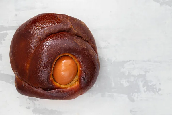 Tipikus portugál húsvéti torta Folar tojásos kerámia backgro — Stock Fotó