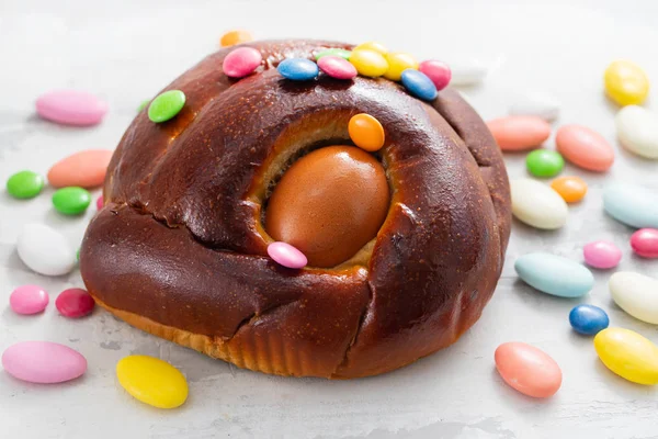 Bolo de Páscoa típico Português Folar com ovo no backgroun rosa — Fotografia de Stock