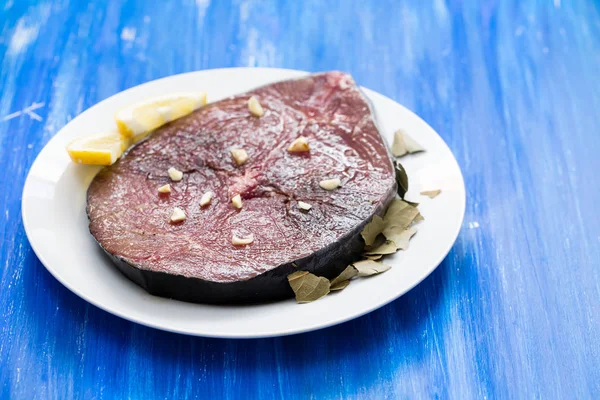 Verse tonijn met citroen op witte plaat — Stockfoto