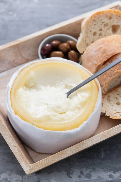 Queso típico portugués con pan y aceitunas — Foto de Stock