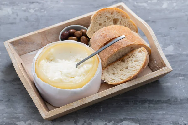 Typisch portugiesischer Käse mit Brot und Oliven — Stockfoto