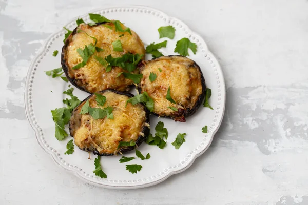 Las setas rellenas con el queso y las hierbas sobre el plato blanco hermoso — Foto de Stock