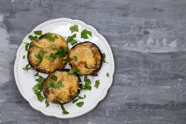 Funghi ripieni con formaggio ed erbe su bel piatto bianco — Foto Stock