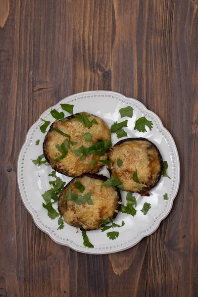 Funghi ripieni con formaggio ed erbe su bel piatto bianco — Foto Stock