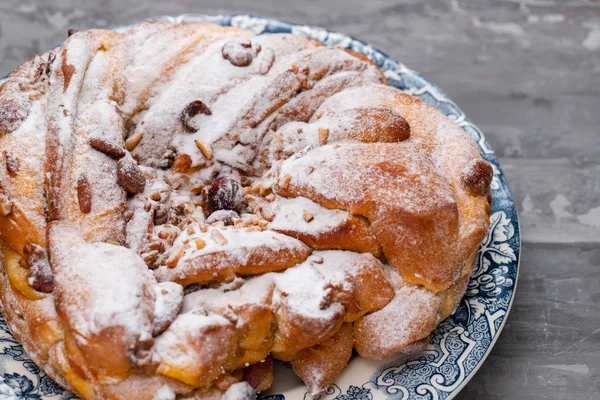 Gâteau de Pâques portugais typique avec des fruits secs et des noix sur beaut — Photo