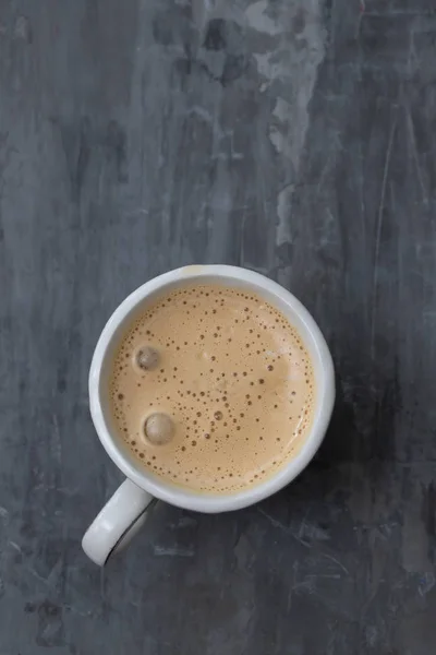 Una taza de café sobre fondo cerámico —  Fotos de Stock