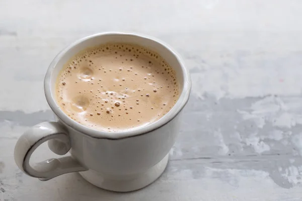 Una taza de café sobre fondo cerámico —  Fotos de Stock