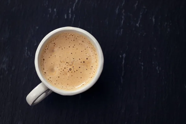En kopp kaffe på keramisk bakgrund — Stockfoto