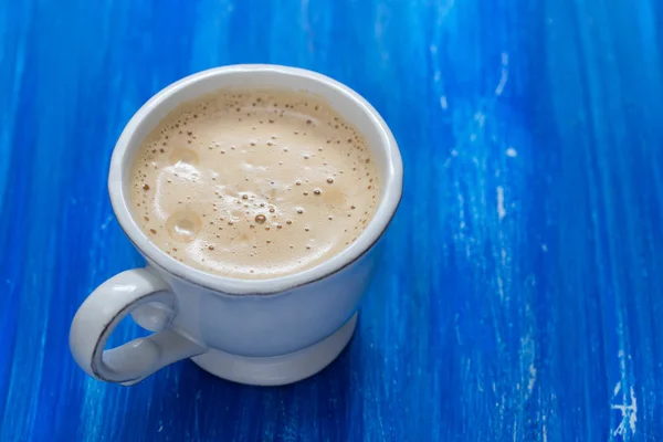 Secangkir kopi dengan latar belakang kayu tua — Stok Foto