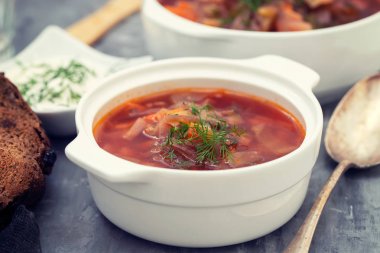 beyaz kase geleneksel russuan çorbası borsch