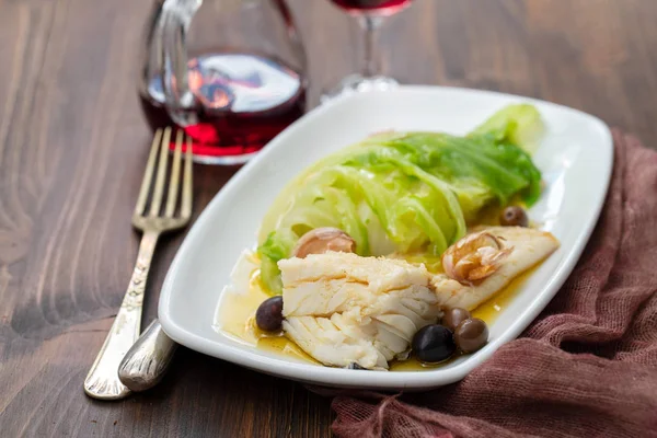 Gekochter Kabeljau mit Olivenöl und Gemüse auf weißem Teller — Stockfoto