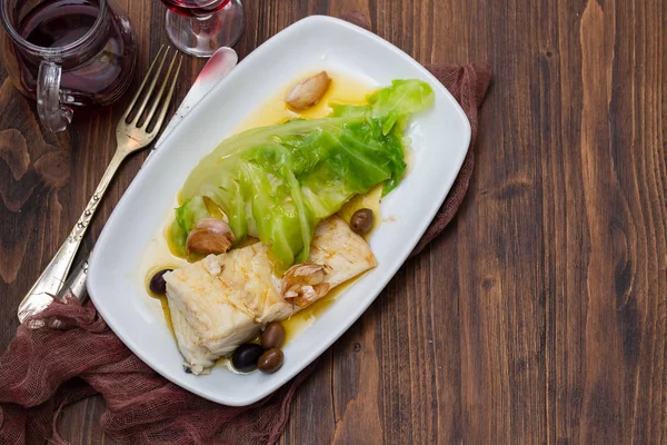 Boiled cod fish with olive oil and vegetables on white plate — Stock Photo, Image