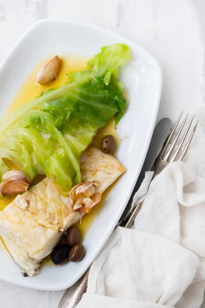 Vařené ryby s olivovým olejem a zeleninou na bílém talíři — Stock fotografie
