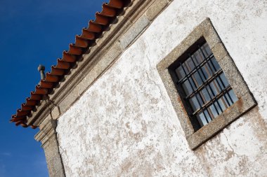 mavi gökyüzü önünde pencere ve kırmızı çatı ile evin bir parçası