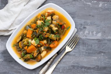 beyaz çanak sebze ve otlar ile deniz ürünleri