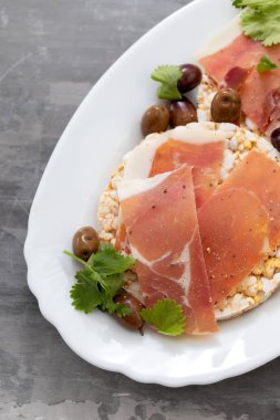 seramik arka plan prosciutto ile gevrek pirinç diyet tost