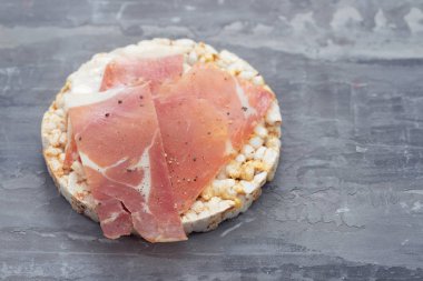 seramik arka plan prosciutto ile gevrek pirinç diyet tost