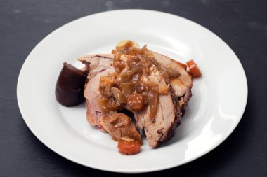 wh sebze, füme sosis ve otlar ile pişmiş hindi bacak