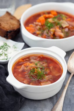beyaz kase geleneksel russuan çorbası borsch
