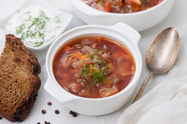 beyaz kase geleneksel russuan çorbası borsch