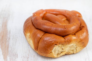 seramik arka plan üzerinde tipik Portekizce Paskalya pastası Folar