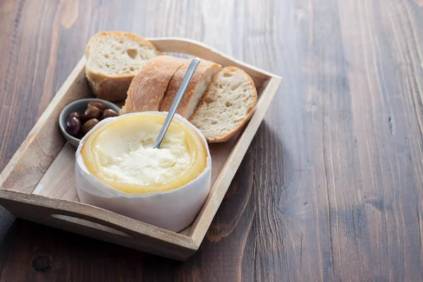 Tipico formaggio portoghese con pane e olive — Foto Stock