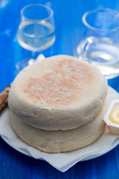 Typisch portugiesisches Brot von Madeira bolo do caco mit Butter — Stockfoto