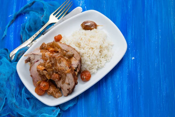 Coscia di tacchino al forno con verdure, salsiccia affumicata, erbe aromatiche e bollire — Foto Stock