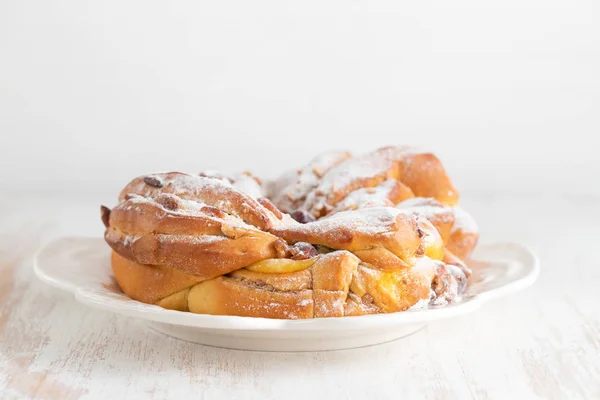 Pastel de Pascua con frutos secos y frutos secos sobre fondo de madera blanca — Foto de Stock