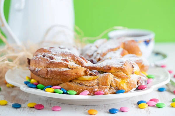 Osterkuchen mit Nüssen und Trockenfrüchten auf weißem Holzgrund — Stockfoto