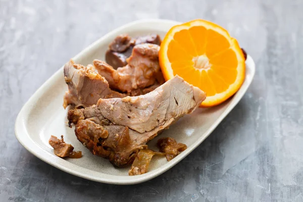 Carne assada com laranja no prato branco — Fotografia de Stock