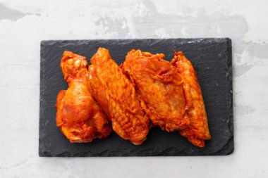 siyah seramik tahta üzerinde marine tavuk