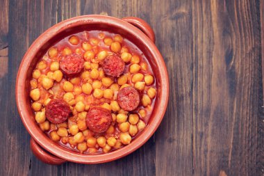 küçük kahverengi seramik di füme sosis chorizo ile nohut bezelye