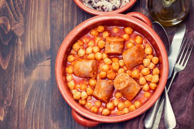 seramik çanak nohut ile İspanyol sosis