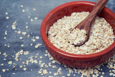 seramik kase kaşık ile kuru yulaf