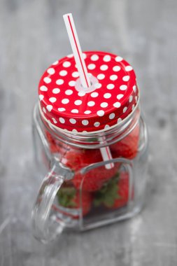 siyah seramik arka plan üzerinde kavanozda çilek