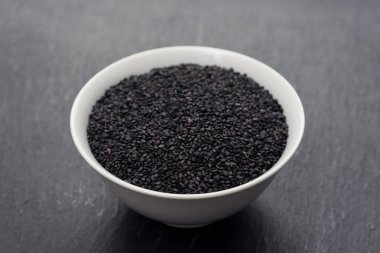 beyaz kase siyah susam tohumları