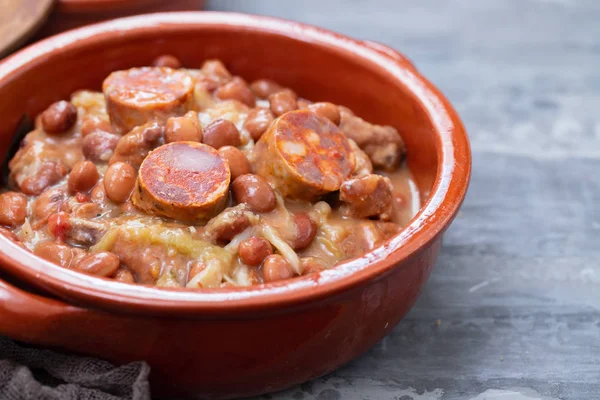 Feijão prato típico português com carne, legumes e defumado s — Fotografia de Stock