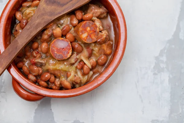 Feijão prato típico português com carne, legumes e defumado s — Fotografia de Stock