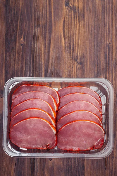Nyers pácolt sertéshús műanyag dobozban — Stock Fotó