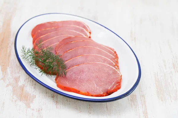 Carne de porco marinada crua no prato branco no fundo de madeira branca — Fotografia de Stock