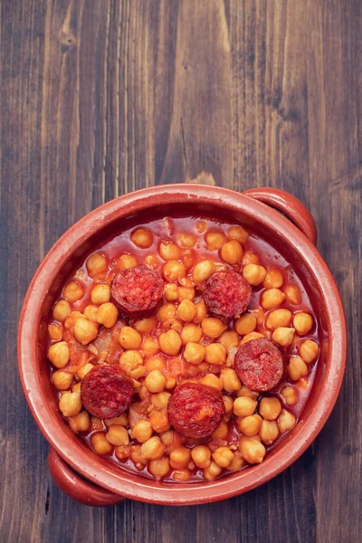 小鸡豌豆与熏香肠在陶瓷盘 — 图库照片