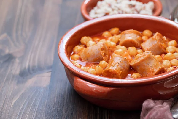 Spanish sausage with chick-pea in ceramic dish — Stock Photo, Image