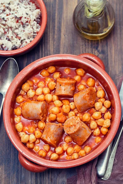 Linguiça espanhola com grão-de-bico em prato cerâmico — Fotografia de Stock