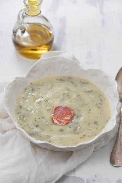 Sup portugis khas Caldo verde dengan sosis asap di beau — Stok Foto
