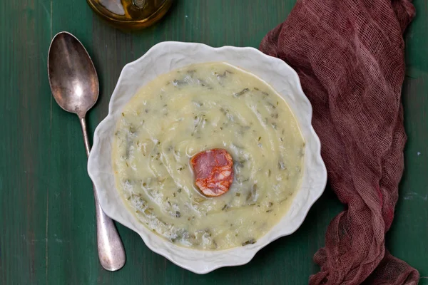 Typical portuguese soup Caldo verde with smoked sausages in beau — Stock Photo, Image