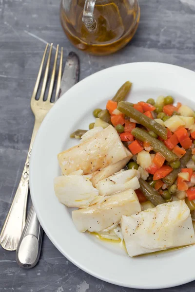 세라믹에 흰색 접시에 삶은 야채와 삶은 대구 물고기 — 스톡 사진