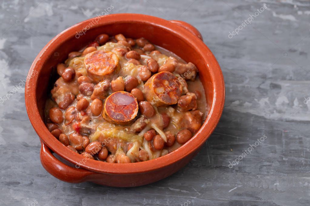 frijoles típicos portugueses con carne, verduras y ahumados 2023