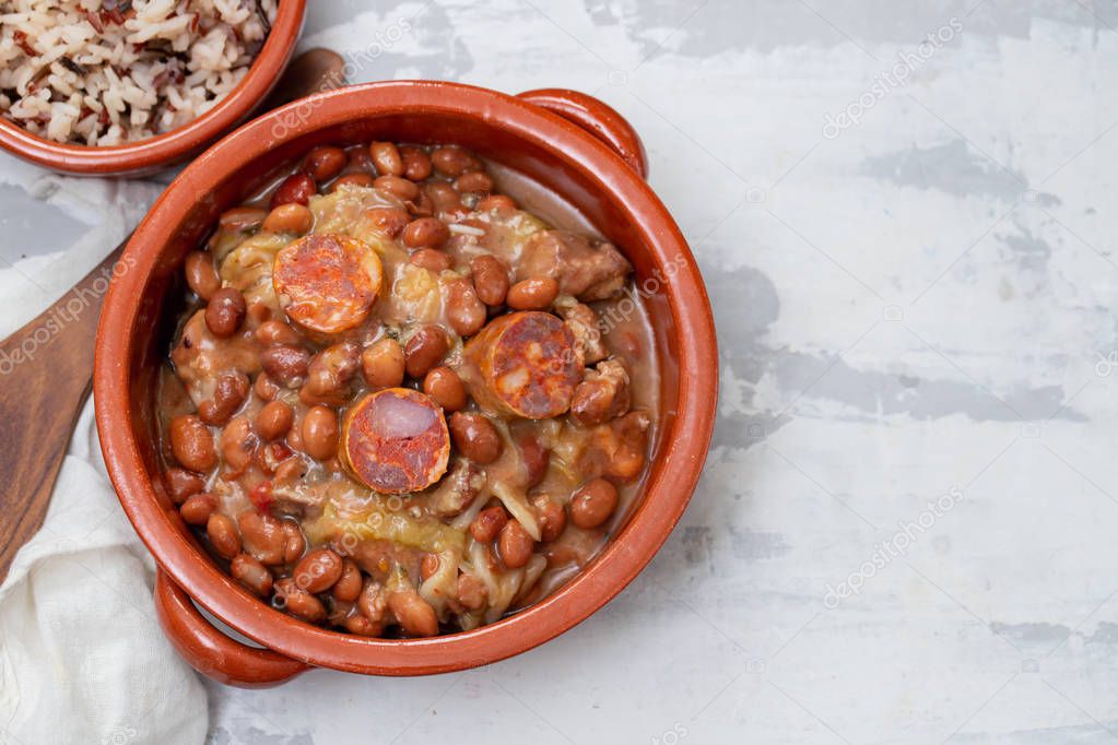 frijoles típicos portugueses con carne, verduras y ahumados 2023