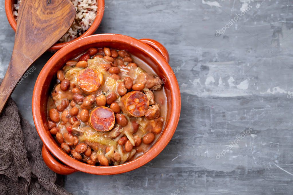 frijoles típicos portugueses con carne, verduras y ahumados 2023